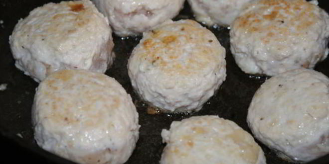 Рецепт куриных тефтелей в томатном соусе