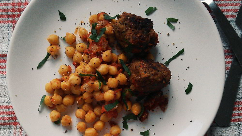 Как приготовить тефтели и нут в томатном соусе
