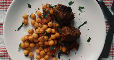 Рецепт Тефтелей и нут в томатном соусе