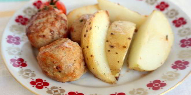 Рецепт тефтелей из индейки с запеченным картофелем