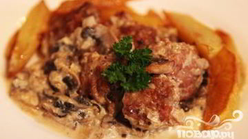 Рецепт Тефтелей с грибным соусом и картофелем по-деревенски