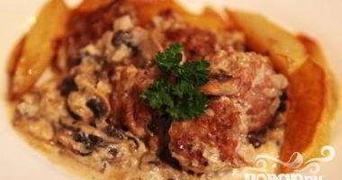 Рецепт Тефтелей с грибным соусом и картофелем по-деревенски