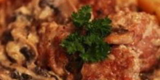 Рецепт тефтелей с грибным соусом и картофелем по-деревенски