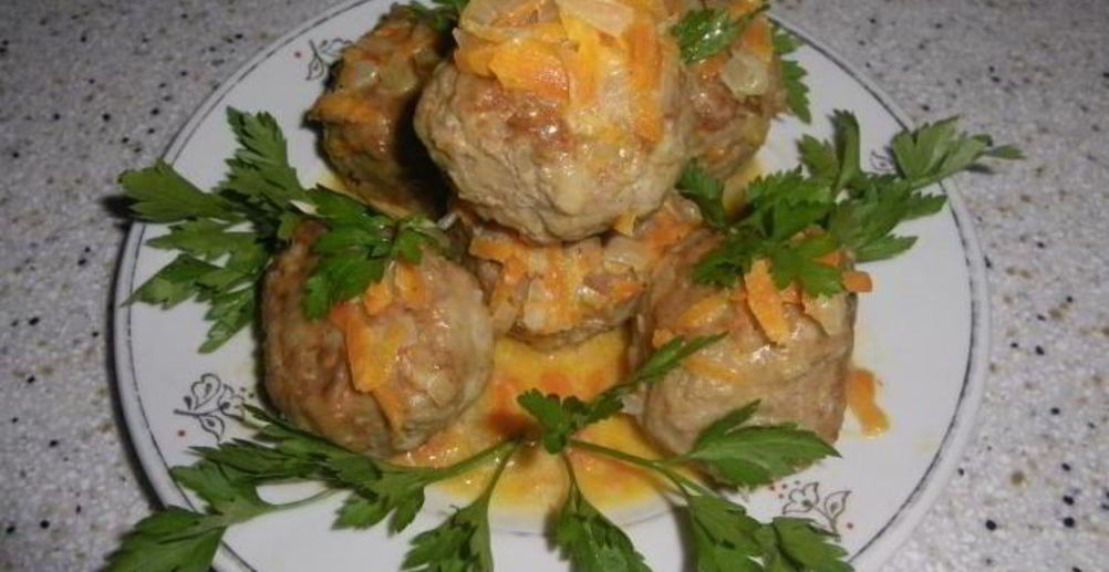 Рецепт тефтели с грибным соусом и картофелем по-деревенски