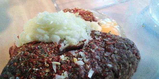 Рецепт тефтелей в беконе с начинкой из моцареллы