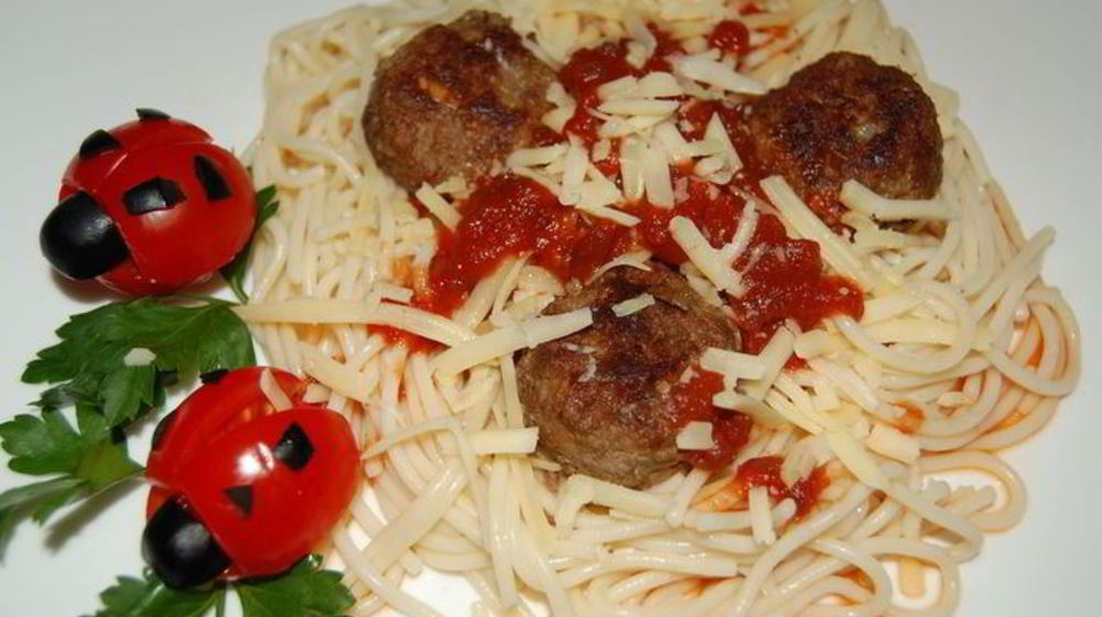 Как приготовить тефтельки и спагетти с соусом божья коровка