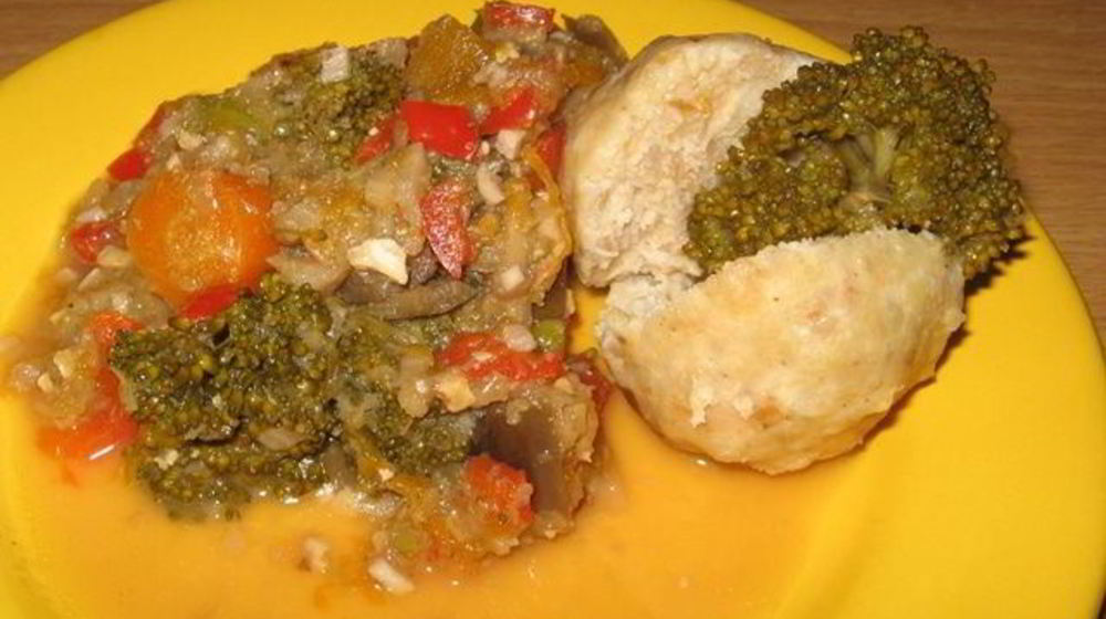 Как приготовить вареные тефтели с овощным гарниром