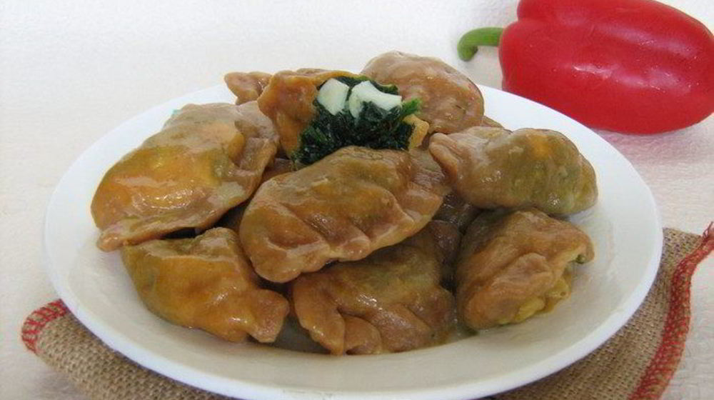 Как приготовить красные вареники со шпинатом и яйцом