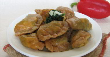 Рецепт Красных вареников со шпинатом и яйцом