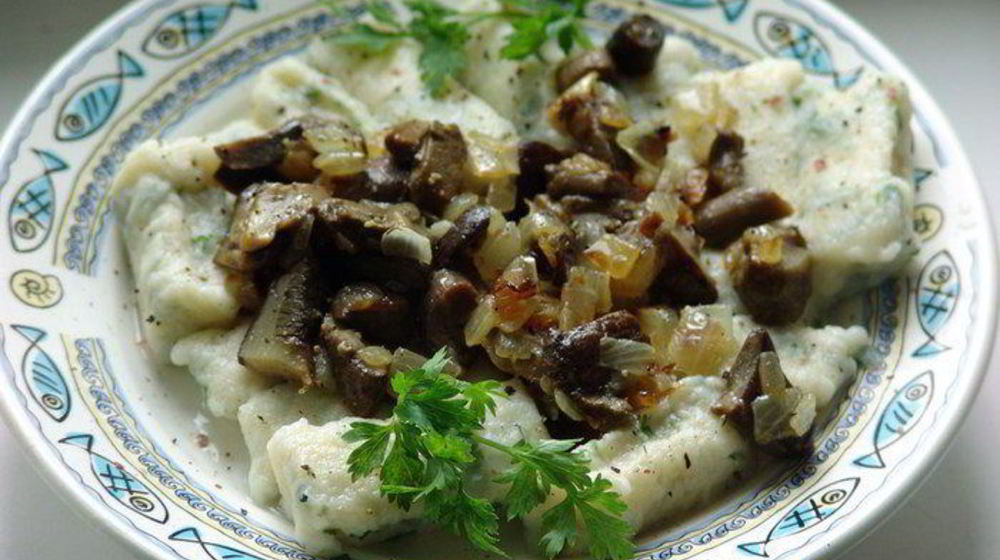 Как приготовить ленивые вареники с заправкой из грибов