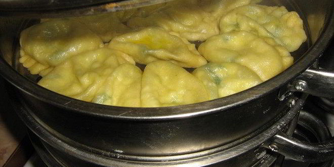 Рецепт паровых вареников с зеленью и яйцом