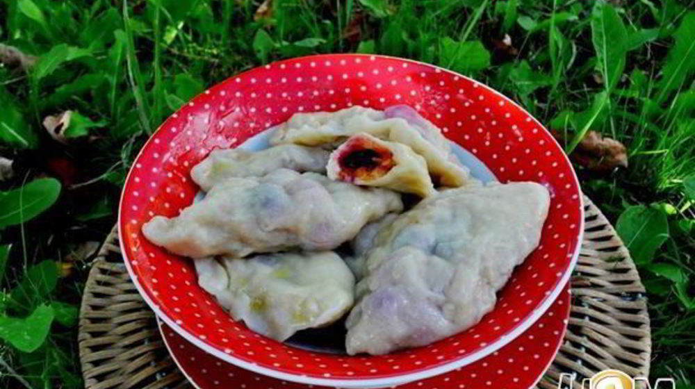 Как приготовить вареники с черной смородиной и яблоками