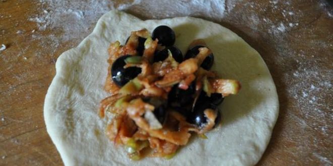 Рецепт вареников с черной смородиной и яблоками