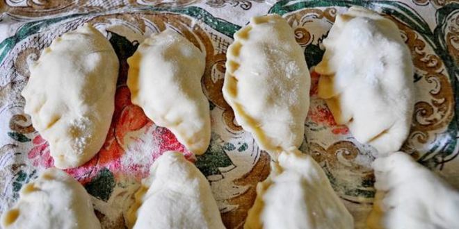 Рецепт вареников с черной смородиной и яблоками