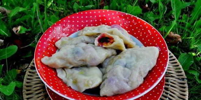 Рецепт вареников с черной смородиной и яблоками