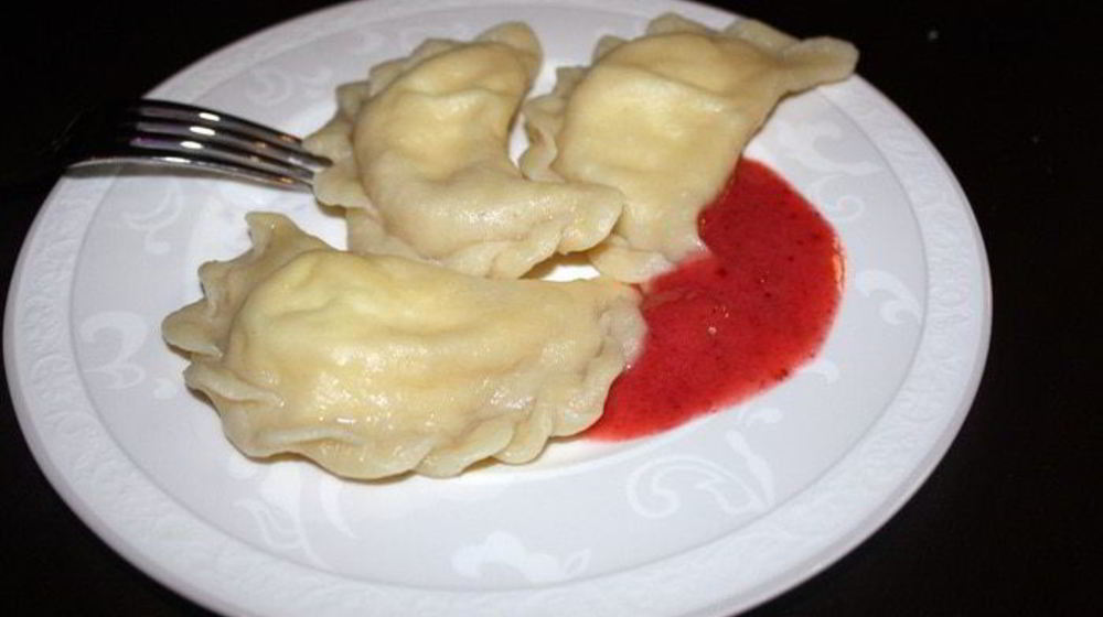 Как приготовить вареники с творогом и клубникой