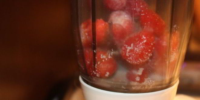 Рецепт вареников с творогом и клубникой