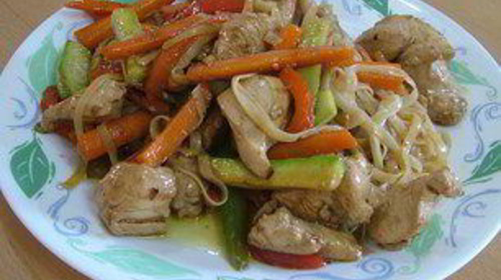 Как приготовить яичную лапшу с куриной грудинкой