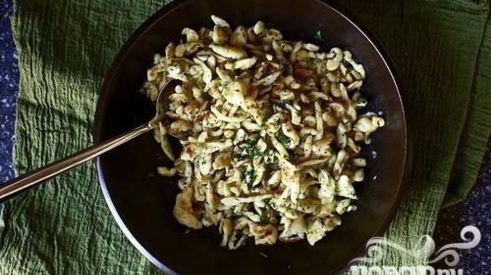 Как приготовить яичную лапшу с луком и зеленью