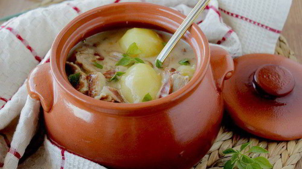 Как приготовить мясное жаркое в соусе из сливок и белого вина