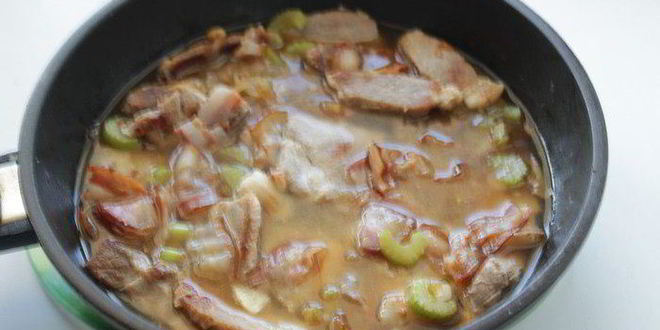 Рецепт мясного жаркого в соусе из сливок и белого вина