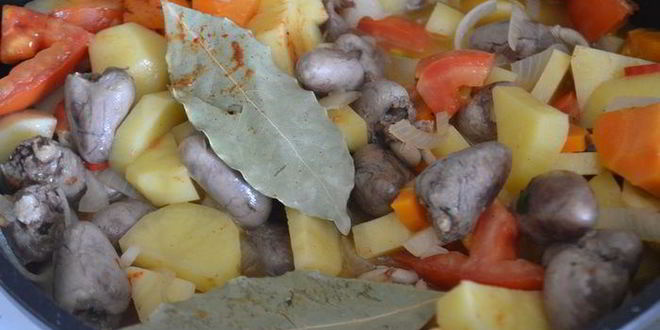 Рецепт острого жаркого с куриными сердечками и картофелем