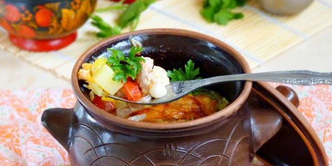 Рецепт жаркого из свинины с картошкой в горшочках