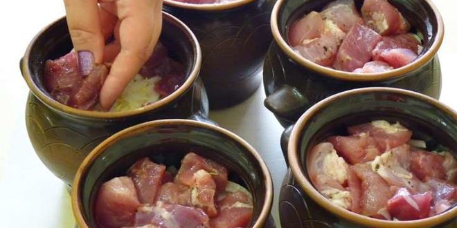 Рецепт жаркого из свинины с картошкой в горшочках