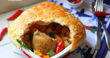 Рецепт Жаркого из тыквы и курицы под нежной слоеной шапочкой