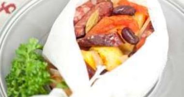 Рецепт Жаркого с колбасками и овощами в лодочке SAGA