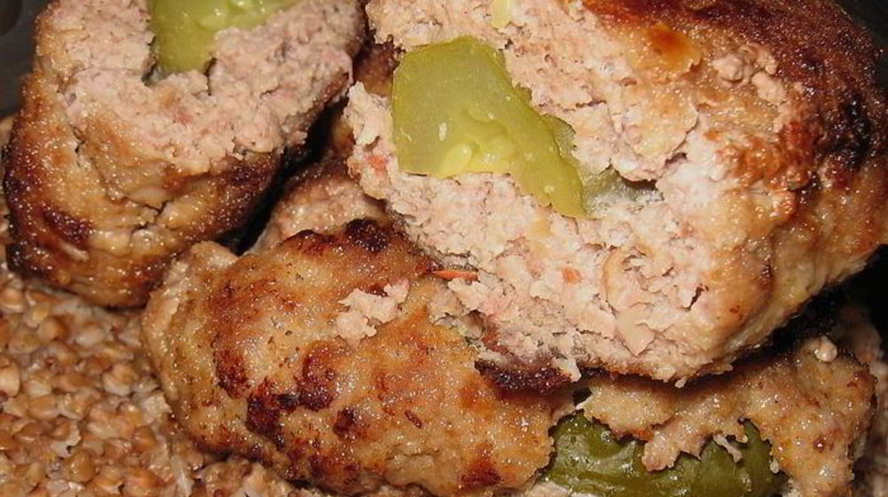 Как приготовить зразы с соленым огурчиком