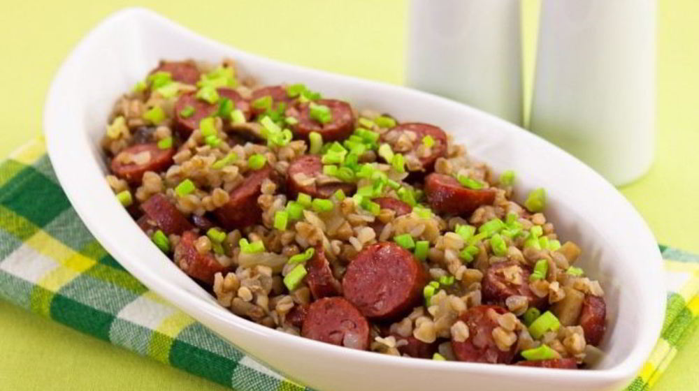 Как приготовить гречку с сосисками и грибами