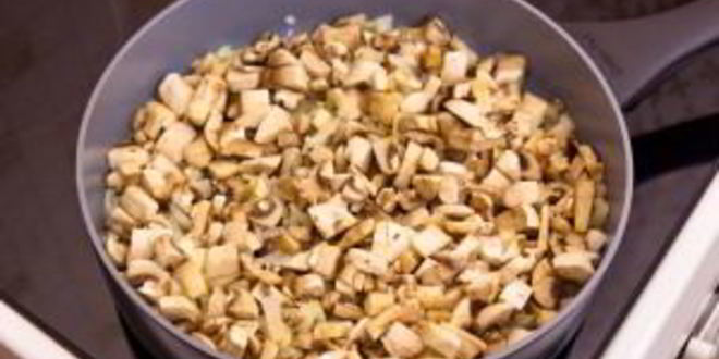 Рецепт гречки с сосисками и грибами