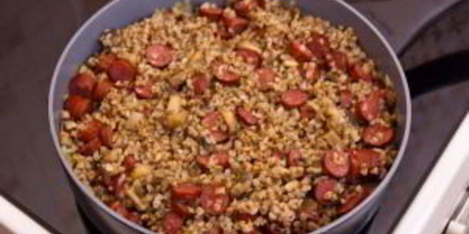 Рецепт гречки с сосисками и грибами