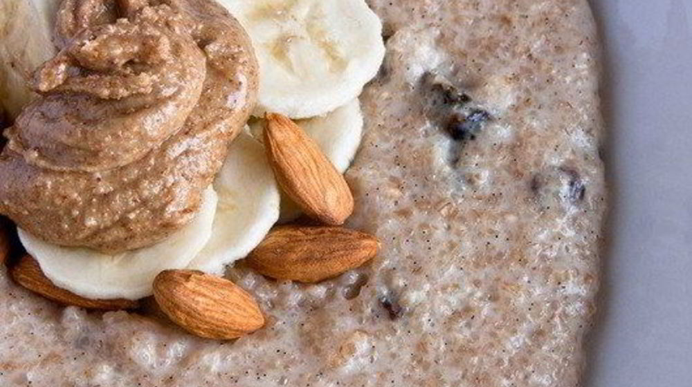 Как приготовить кашу из полбы с изюмом и миндальной пастой