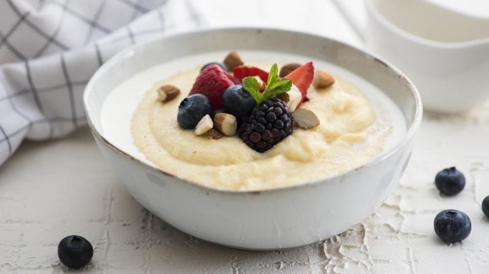 Как приготовить кукурузную кашу с молоком и ягодами