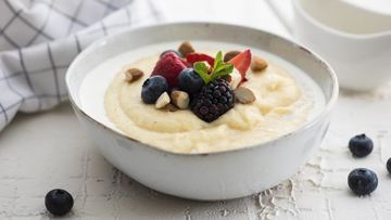 Рецепт Кукурузной каши с молоком и ягодами