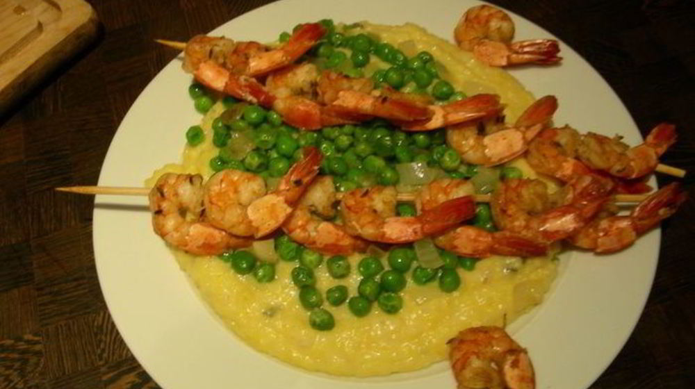 Как приготовить нежную поленту с хрустящим горошком и запеченными креветками