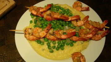 Рецепт Нежной поленты с хрустящим горошком и запеченными креветками