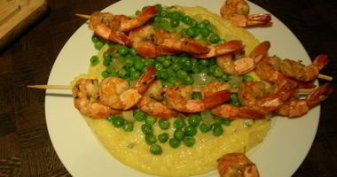 Рецепт Нежной поленты с хрустящим горошком и запеченными креветками