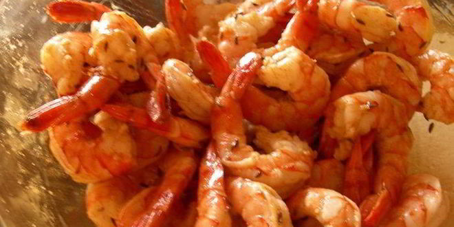 Рецепт нежной поленты с хрустящим горошком и запеченными креветками