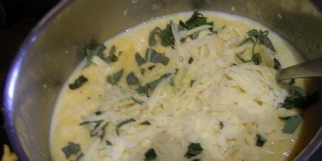 Рецепт нежной поленты с хрустящим горошком и запеченными креветками