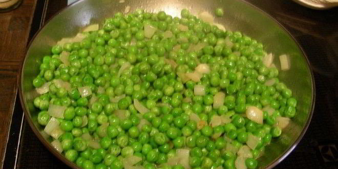 Рецепт нежной поленты с хрустящим горошком и запеченными креветками