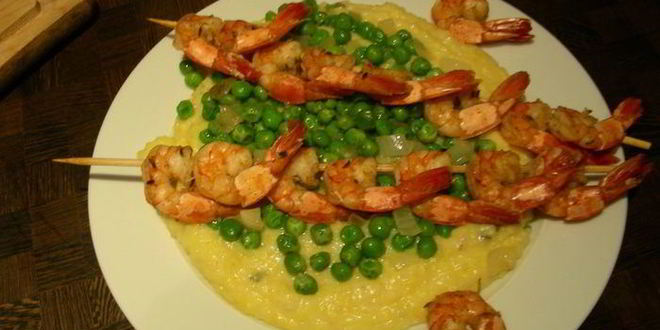 Рецепт нежной поленты с хрустящим горошком и запеченными креветками