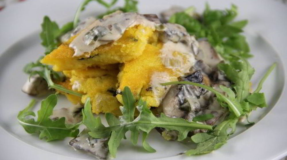 Как приготовить поленту с грибами, свежими травами и пармезаном