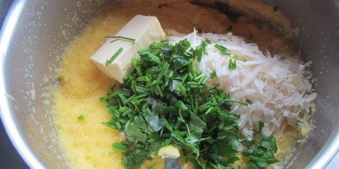 Рецепт поленты с грибами, свежими травами и пармезаном