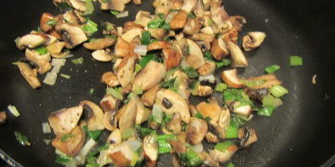 Рецепт поленты с грибами, свежими травами и пармезаном