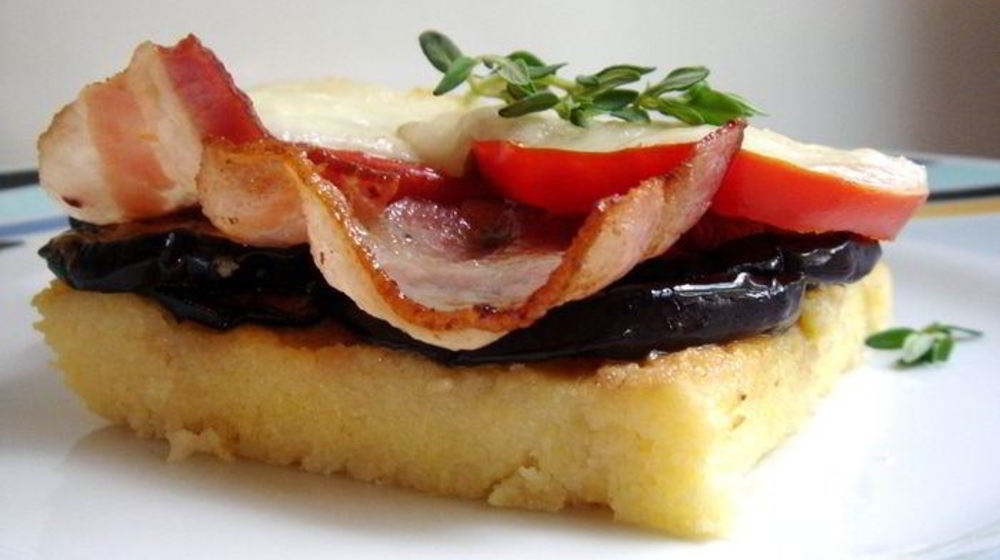 Как приготовить поленту с сезонными овощами и беконом