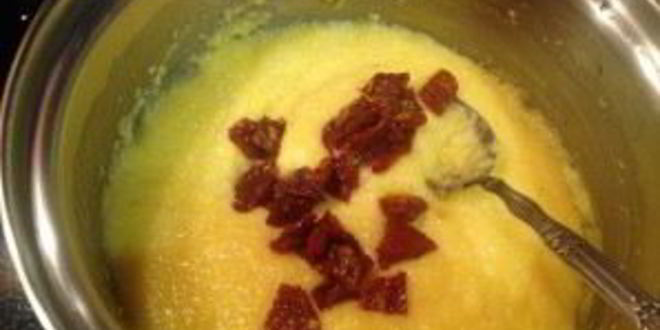 Рецепт поленты с вялеными помидорами в беконе