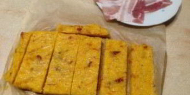 Рецепт поленты с вялеными помидорами в беконе